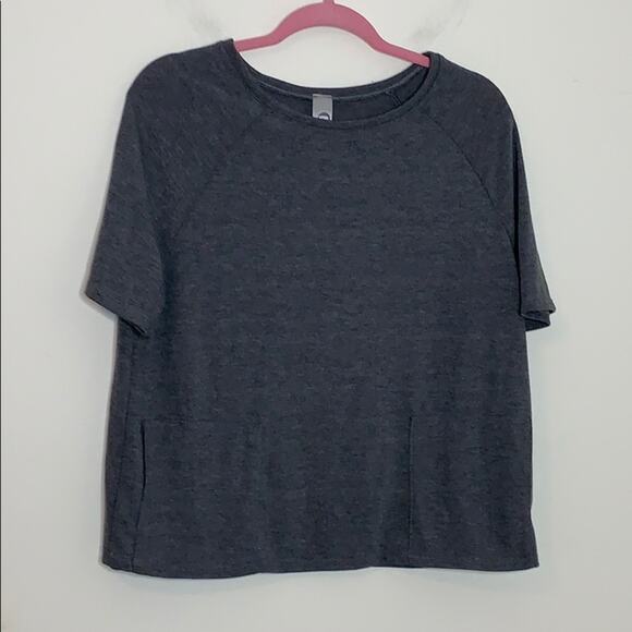 Go Couture Grey Front Pockets Knit Top NWOT Size Medium - Picture 3 of 9